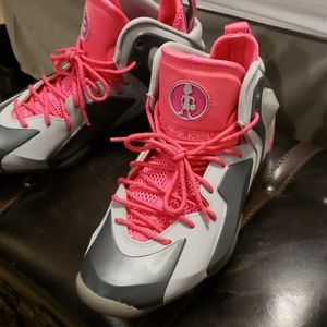Women's basketball shoes